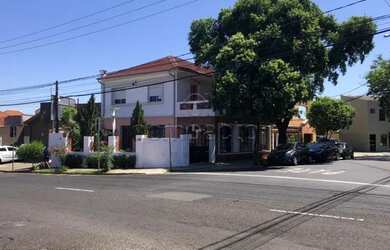 Imagem: O depósito possui 3 Vagas na garagem, 198m² de Área e está