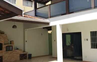 Imagem: A casa possui 4 Dormitórios, 4 Banheiros, 2 Vagas na garagem