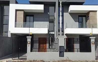 Imagem: A casa possui 3 Dormitórios, 3 Banheiros, 2 Vagas na garagem