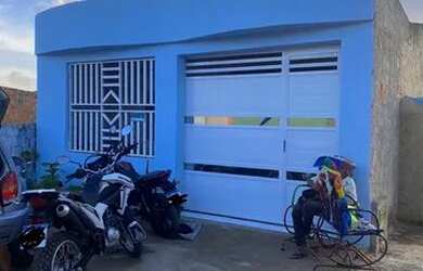 Imagem: A casa possui 3 Dormitórios, 1 Banheiro, 1 Vaga na garagem