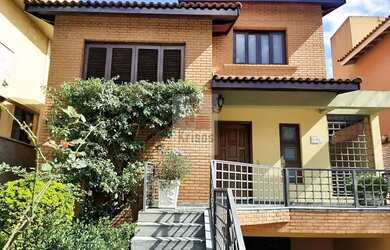 Imagem: A casa possui 3 Dormitórios, 5 Banheiros, 4 Vagas na garagem