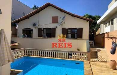 Imagem: A casa possui 3 Dormitórios, 3 Banheiros, 300m² de Área e