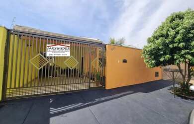 Imagem: A casa possui 3 Dormitórios, 2 Banheiros, 2 Vagas na garagem