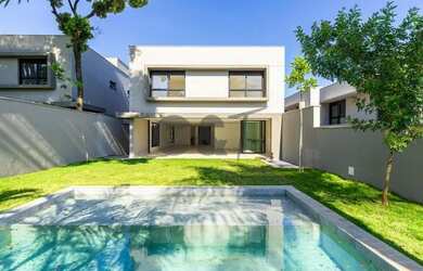 Imagem: A casa em condomínio possui 4 Dormitórios, 5 Banheiros, 5