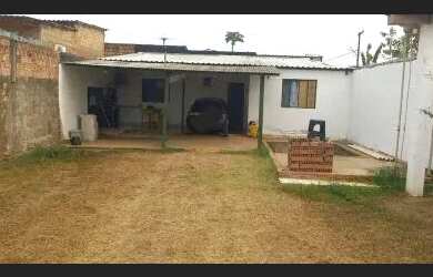 Imagem: A casa possui 3 Dormitórios, 2 Banheiros, 1 Vaga na garagem