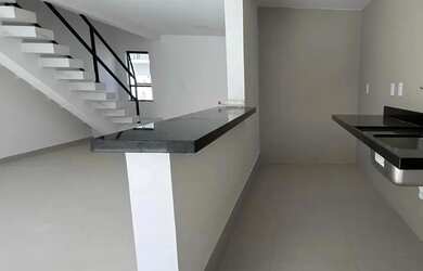 Imagem: A casa possui 3 Dormitórios, 2 Banheiros, 3 Vagas na garagem