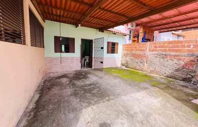 Imagem: A casa possui 3 Dormitórios, 1 Banheiro, 2 Vagas na garagem