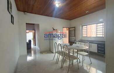 Imagem: A casa possui 2 Dormitórios, 1 Banheiro, 2 Vagas na garagem