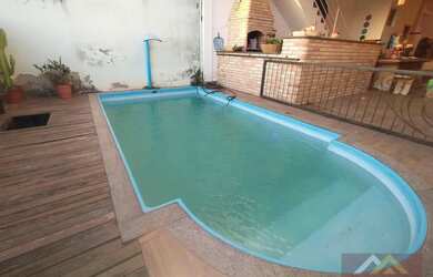 Imagem: A casa possui 4 Dormitórios, 4 Banheiros, 3 Vagas na garagem