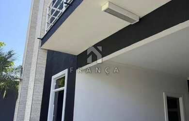 Imagem: A casa possui 4 Dormitórios, 4 Banheiros, 4 Vagas na garagem