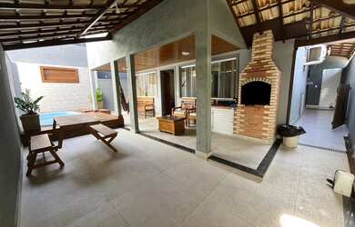 Imagem: A casa possui 4 Dormitórios, 3 Banheiros, 1 Vaga na garagem