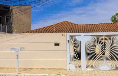 Imagem: A casa possui 4 Dormitórios, 4 Banheiros, 2 Vagas na garagem