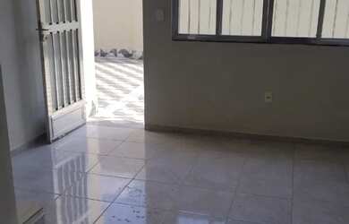 Imagem: A casa possui 2 Dormitórios, 2 Banheiros e 1 Vaga na garagem