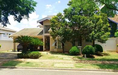 Imagem: A casa em condomínio possui 4 Dormitórios, 5 Banheiros, 4