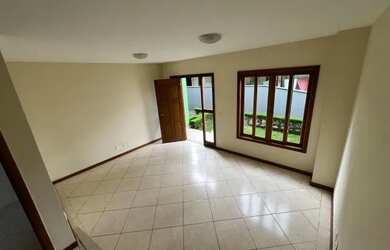 Imagem: A casa em condomínio possui 2 Dormitórios, 2 Banheiros, 1