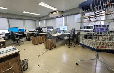 Imagem: O depósito possui 2 Vagas na garagem, 110m² de Área e está