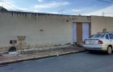 Imagem: A casa possui 3 Dormitórios, 3 Banheiros, 3 Vagas na garagem