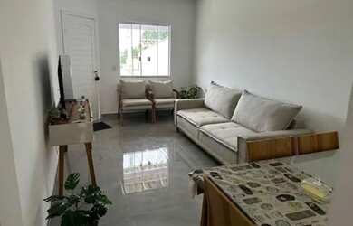 Imagem: A casa possui 2 Dormitórios, 2 Banheiros, 2 Vagas na garagem