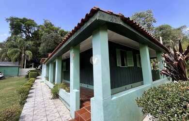 Imagem 2: Casa com amplo pátio e muito área verde