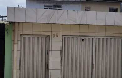 Imagem: A casa possui 3 Dormitórios, 2 Banheiros, 1 Vaga na garagem