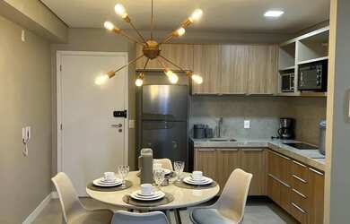 Imagem: O apartamento possui 1 Dormitório, 1 Banheiro, 1 Vaga na garagem