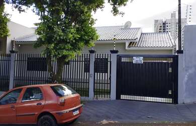 Imagem: A casa possui 3 Dormitórios, 3 Banheiros, 3 Vagas na garagem