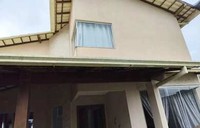 Imagem: A casa possui 4 Dormitórios, 5 Banheiros, 2 Vagas na garagem