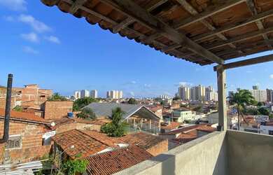 Imagem: A casa possui 3 Dormitórios, 2 Banheiros, 1 Vaga na garagem