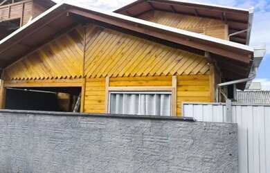 Imagem: A casa possui 2 Dormitórios, 1 Banheiro, 1 Vaga na garagem