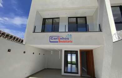 Imagem: A casa possui 3 Dormitórios, 1 Banheiro, 3 Vagas na garagem