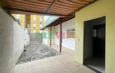 Imagem: A casa possui 2 Dormitórios, 1 Banheiro, 2 Vagas na garagem