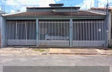 Imagem: A casa possui 3 Dormitórios, 2 Banheiros, 3 Vagas na garagem