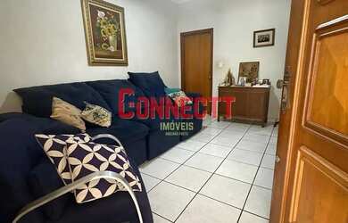 Imagem: A casa possui 3 Dormitórios, 2 Banheiros, 2 Vagas na garagem