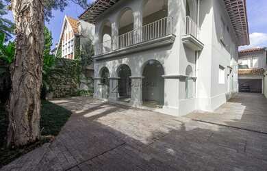 Imagem: A casa para alugar possui 4 Dormitórios, 4 Banheiros, 5 Vagas