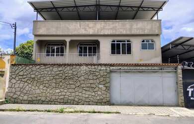 Imagem: A casa possui 4 Dormitórios, 2 Banheiros, 5 Vagas na garagem