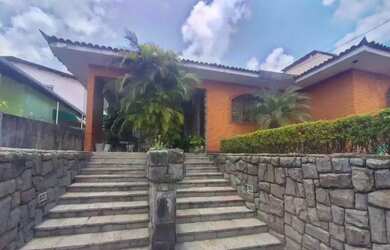 Imagem: A casa possui 4 Dormitórios, 3 Banheiros, 2 Vagas na garagem