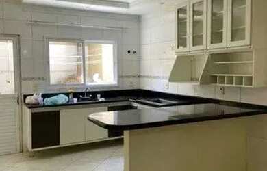 Imagem: A casa possui 4 Dormitórios, 2 Banheiros, 2 Vagas na garagem