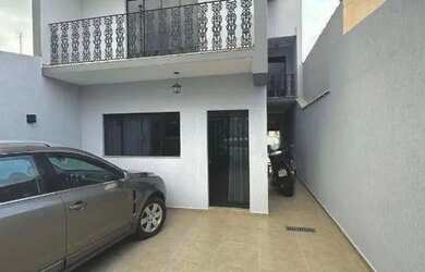 Imagem: A casa possui 3 Dormitórios, 2 Banheiros, 2 Vagas na garagem