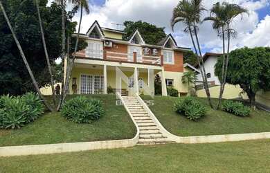 Imagem: A casa em condomínio possui 5 Dormitórios, 5 Banheiros, 4