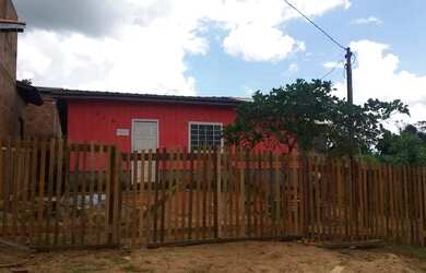 Imagem: A casa possui 2 Dormitórios, 2 Vagas na garagem, 2m² de Área