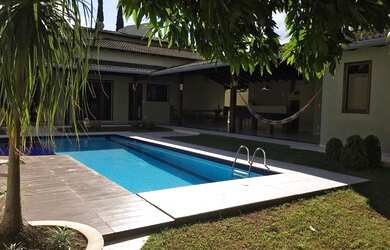 Imagem: A casa em condomínio à venda possui 4 Dormitórios, 5 Banheiros