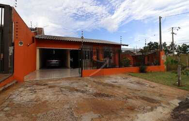 Imagem: A casa possui 3 Dormitórios, 3 Banheiros, 4 Vagas na garagem