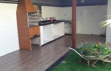 Imagem: A casa possui 3 Dormitórios, 2 Banheiros, 2 Vagas na garagem