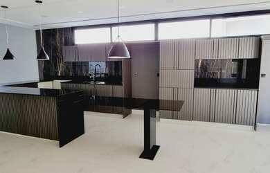 Imagem: A casa em condomínio possui 4 Dormitórios, 5 Banheiros, 5