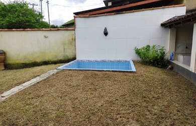 Imagem: A casa possui 2 Dormitórios, 3 Banheiros, 2 Vagas na garagem