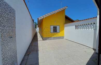 Imagem: A casa possui 3 Dormitórios, 2 Banheiros, 2 Vagas na garagem