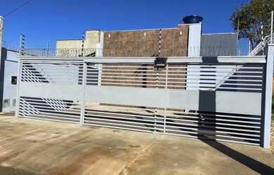 Imagem: A casa possui 1 Dormitório, 1 Banheiro, 3 Vagas na garagem