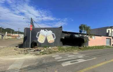 Imagem: A casa possui 2 Dormitórios, 2 Banheiros e 4 Vagas na garagem