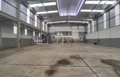 Imagem: O depósito possui 5 Vagas na garagem, 674m² de Área e Área