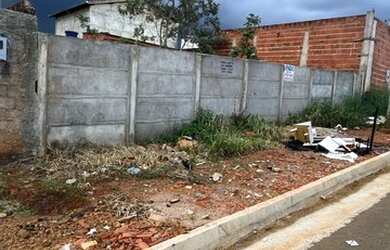 Imagem: O terreno possui 300m² de Área e está localizado em Batista